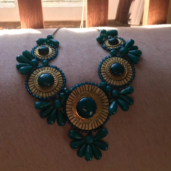 Assorted Jewelry (necklaces, bracelets, earrings) - Picture 2 of 6